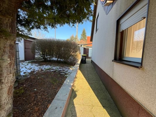 Weg am Haus.JPG