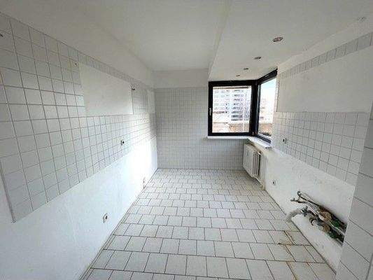 Leere Küche mit Fenster