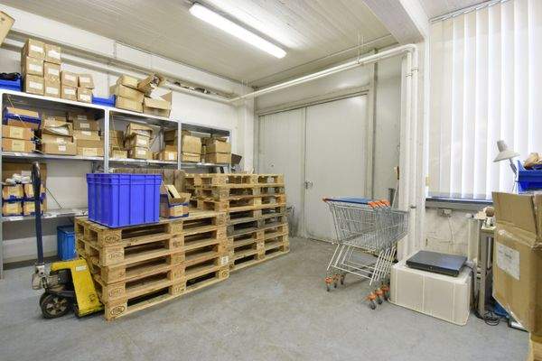 Lager mit Zuliefertor