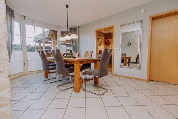 Essbereich mit Zugang zur Küche