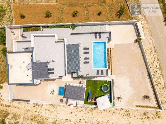 tinj-luksuzna-villa-s-velikom-okucnicom_38