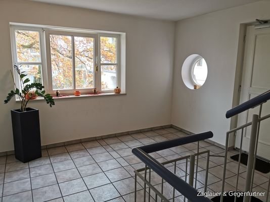 helles und ordentliches Treppenhaus