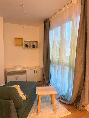 Bodentiefe Fensterfront zum Hof