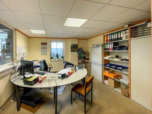 Großzügige Büros mit optimaler Aufteilung für individuelle oder gemeinschaftliche Arbeitsbereiche