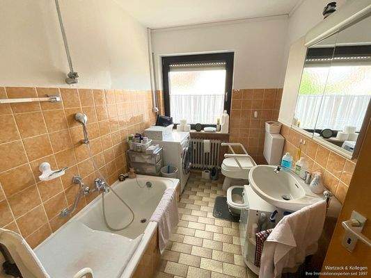 Tageslichtbad mit Wanne, Waschbecken, WC und WM-Anschluss