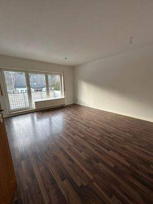 Leerer Wohnraum mit Fenster