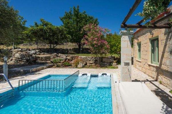 Kreta, Maza: Steinvilla mit beheiztem Pool und Garten in ruhiger Lage zu verkaufen