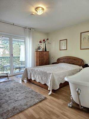 Schlafzimmer mit Badewanne