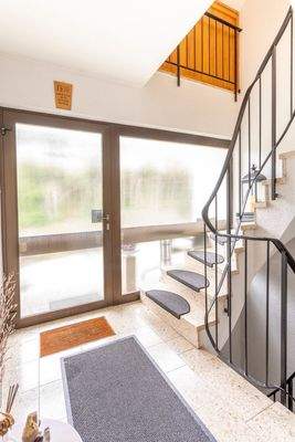 Hauseingang/Treppenhaus in der mittleren Ebene