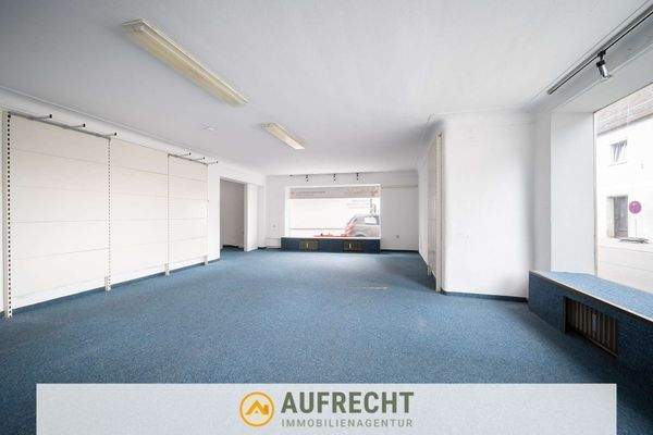 lichtdurchfluteter Verkaufsraum