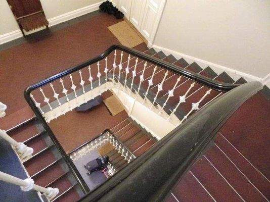 Treppenhaus ohne Fahrstuhl / 3 Treppenläufen