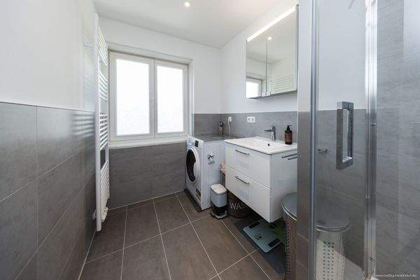 modernes Badezimmer Whg. 4.OG