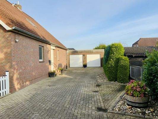 Auffahrt und Doppelgarage