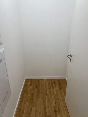 Kleiner Raum mit Holzboden