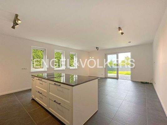 Offener Wohn- und Essbereich mit Zugang zum Garten 