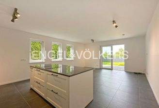 Offener Wohn- und Essbereich mit Zugang zum Garten 