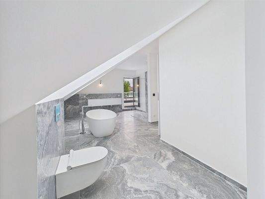 DG Bad mit Dusche und freistehender Wanne