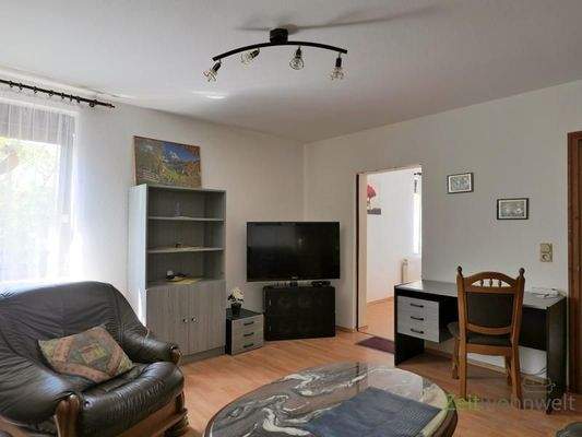 TV und kleiner Schreibtisch