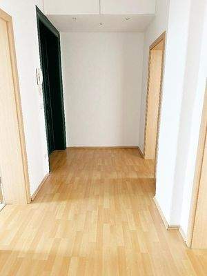 Flurbereich mit Blick Richtung Wohnungseingangstür