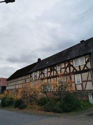 Ansicht der Nordseite des Wohnhauses und der Scheune.jpg