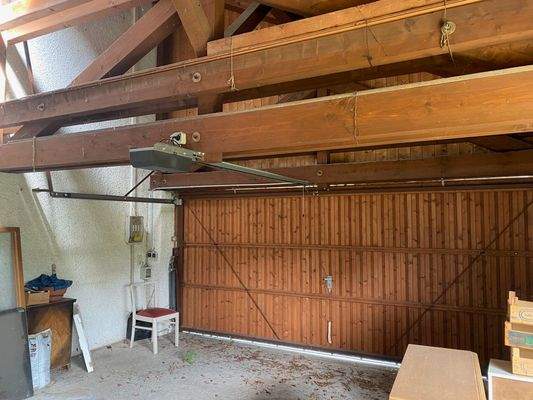 Garage mit elektrisch öffnendem Tor