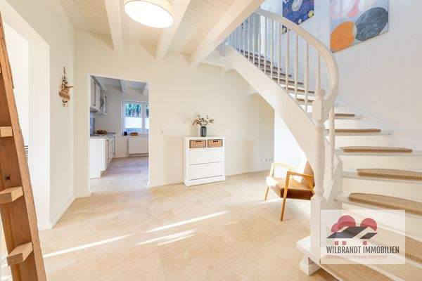 ... mit Treppe zum Dachgeschoss