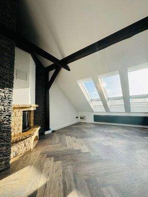 helles Wohnzimmer mit Kamin