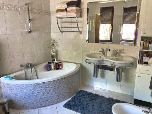 Tageslichtbad mit Doppelwaschbecken und Eckwanne