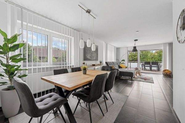 Wohn-/Esszimmer (Whg. Hochparterre)