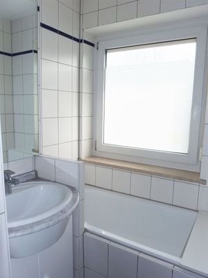 ...Waschbecken u. Wanne