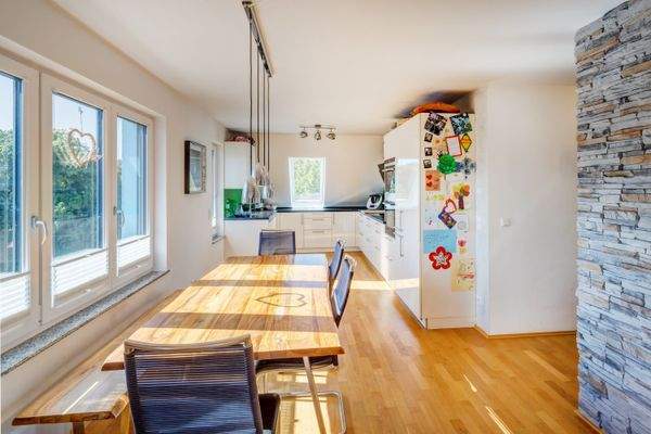 Essbereich mit Blick zur offenen Küche