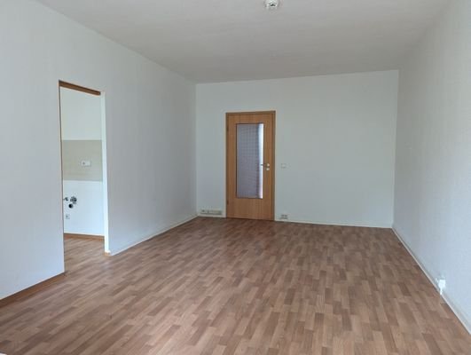 Wohnzimmer mit Zugang zur Küche