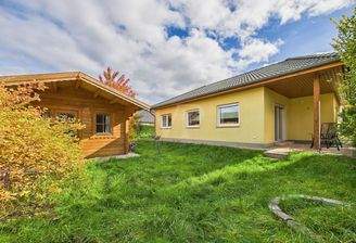 Blick in den Garten und auf das Haus