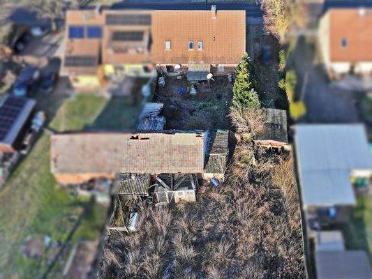 Blick auf Wohnhaus und Nebengelass