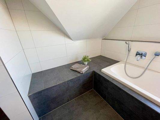 großzügiges Badezimmer.jpeg