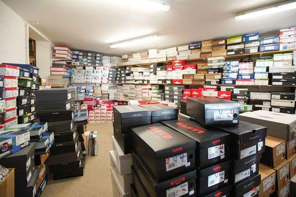 .. mit umfangreichen Lagerflächen