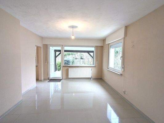 Wohnbereich mit Zugang auf die Terrasse