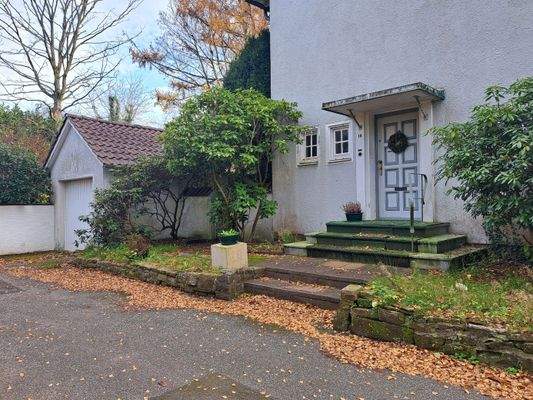 Hauseingang und Garage