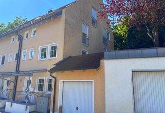 Ansicht mit Garage