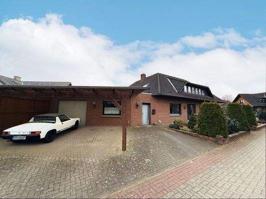 Carport und Vorderansicht des Wohnhauses