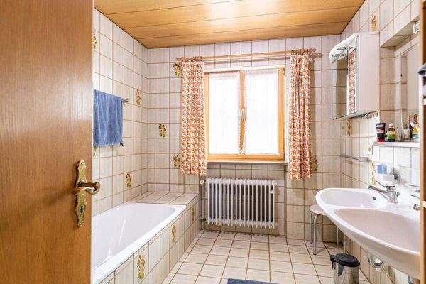 Das Hauptbad mit Dusche und Wanne