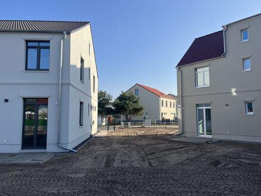 Blick aus dem 2.Bauabschnitt auf das Musterhaus