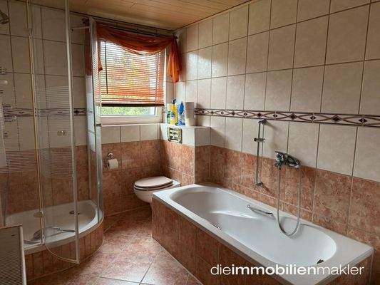 Bad mit Wanne und Dusche