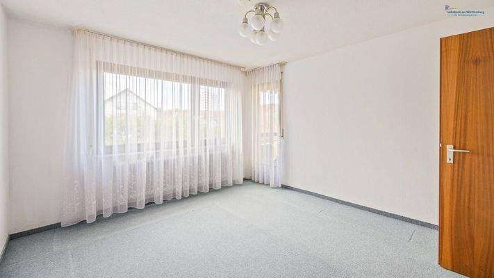 Schlafzimmer mit Zugang zum Balkon