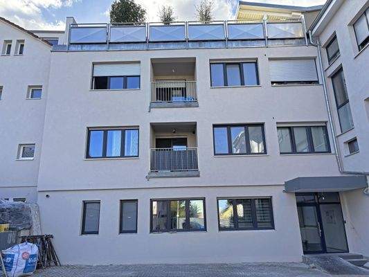 Eingangsseite mit Stellplatz