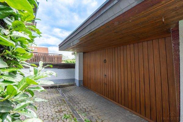 Doppelgarage mit elektrischem Tor