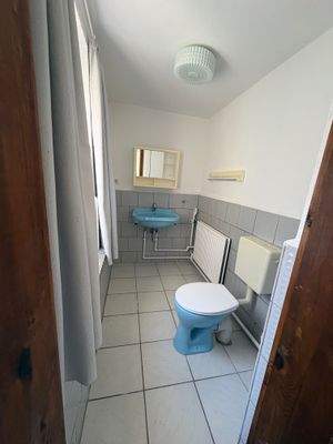 WC neben Eingangsbereich