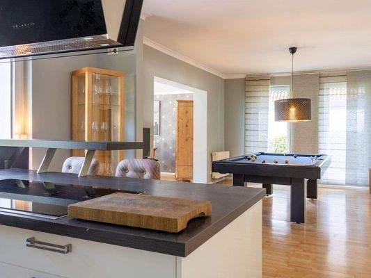 Blick von der Küche zum Esszimmer