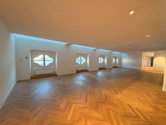 Großer Saal mit Rundbogenfenstern