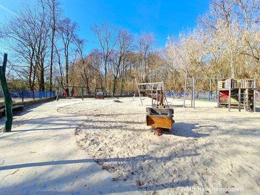 Spielplatz in ca. 50 m Entfernung